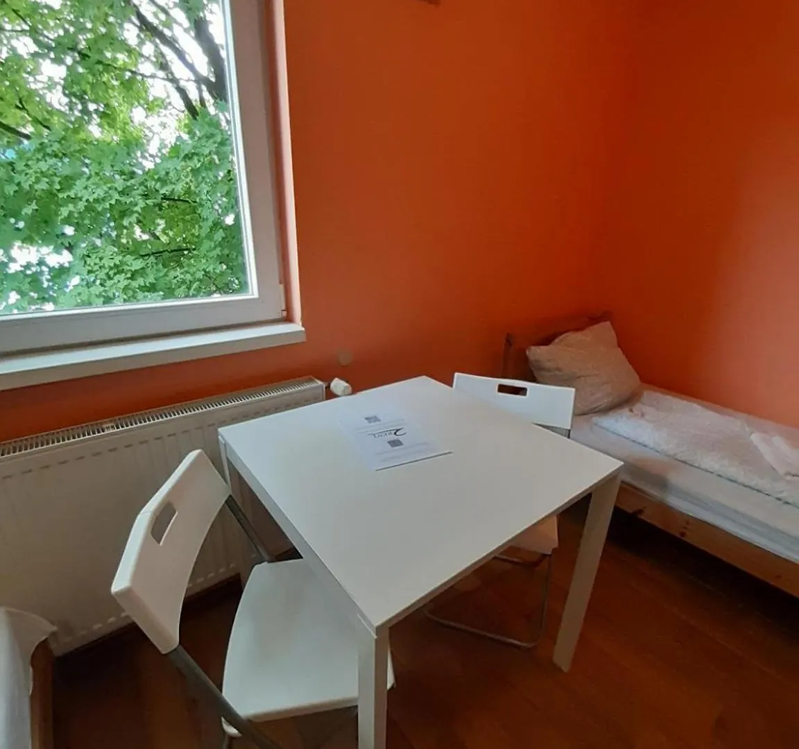 Low Budget Allach Hostel Rooms & Apartments Tub 19A München