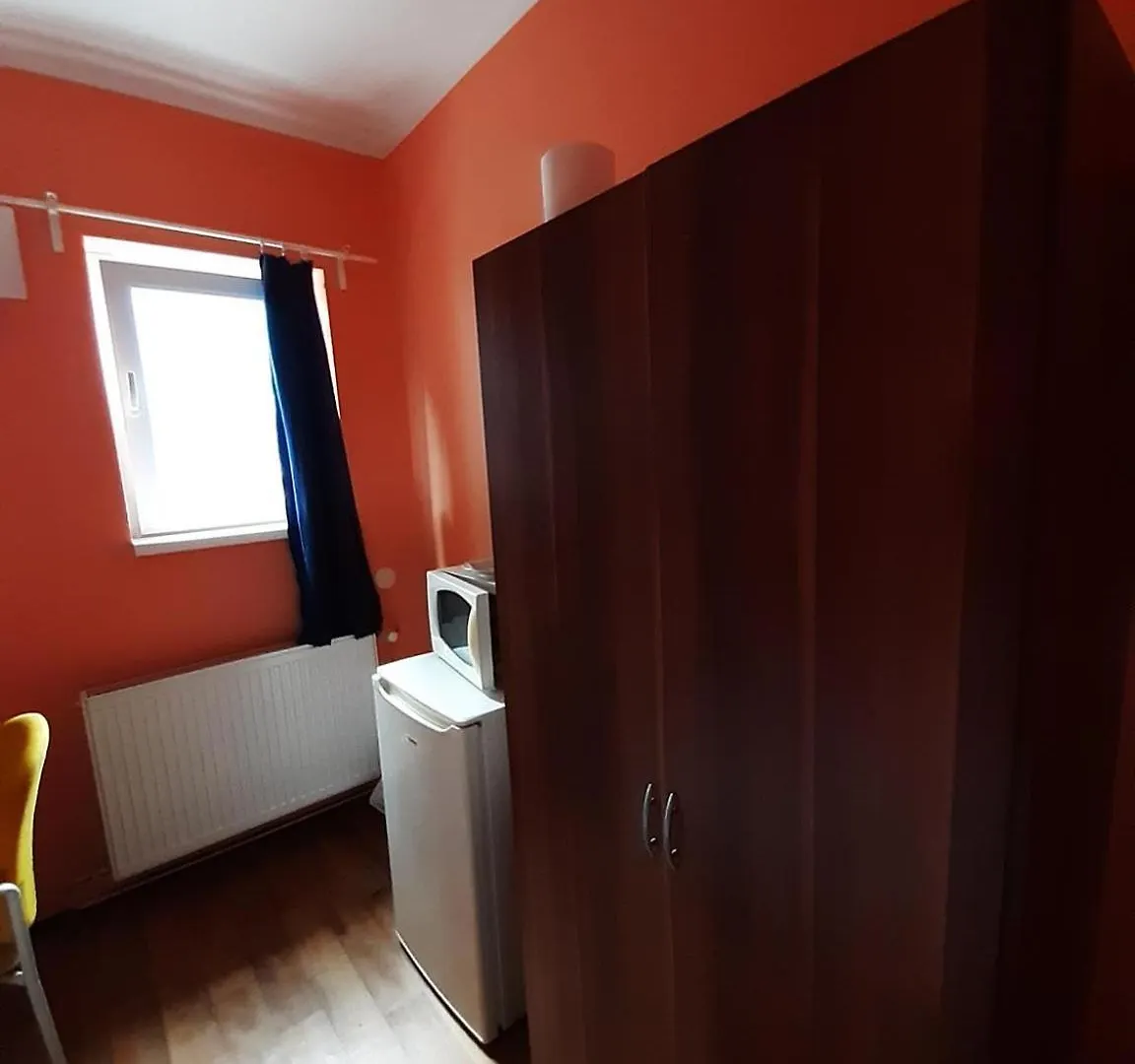 Low Budget Allach Hostel Rooms & Apartments Tub 19A München