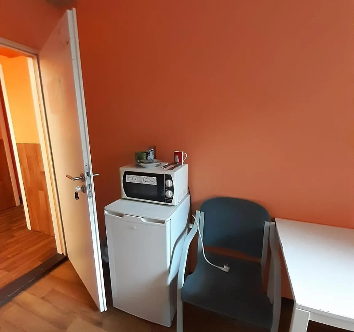 Low Budget Allach Hostel Rooms & Apartments Tub 19A Munich Germany